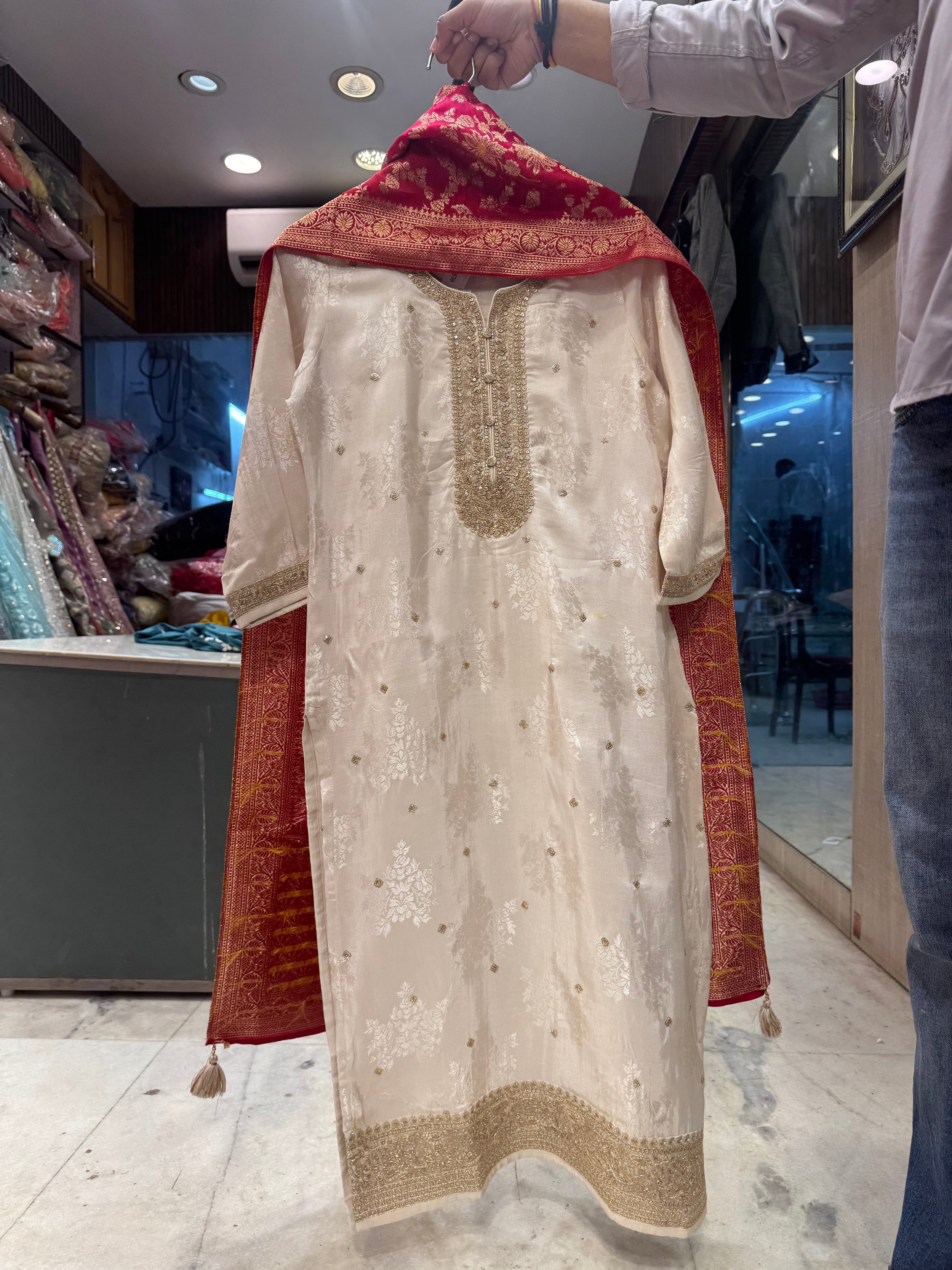 Ivori silk suit